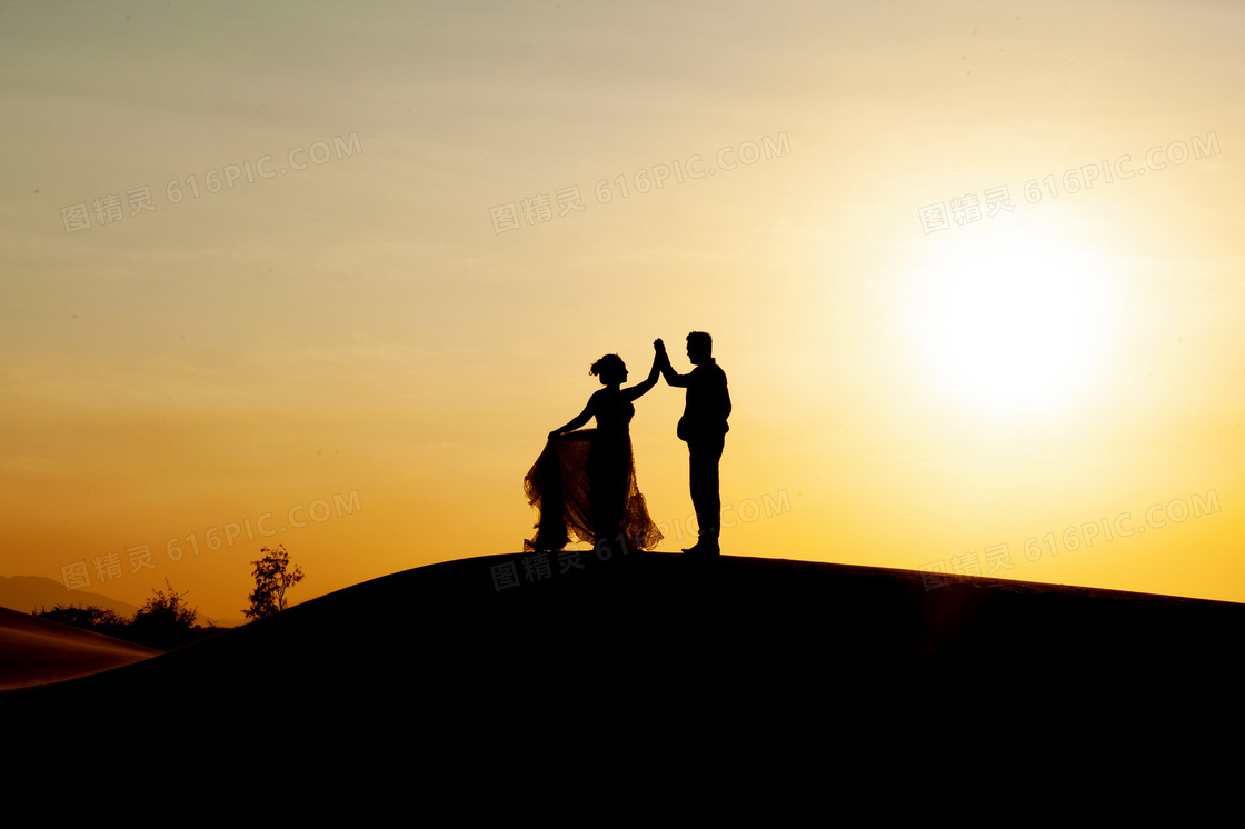 夕阳下的夫妻剪影高清摄影图片