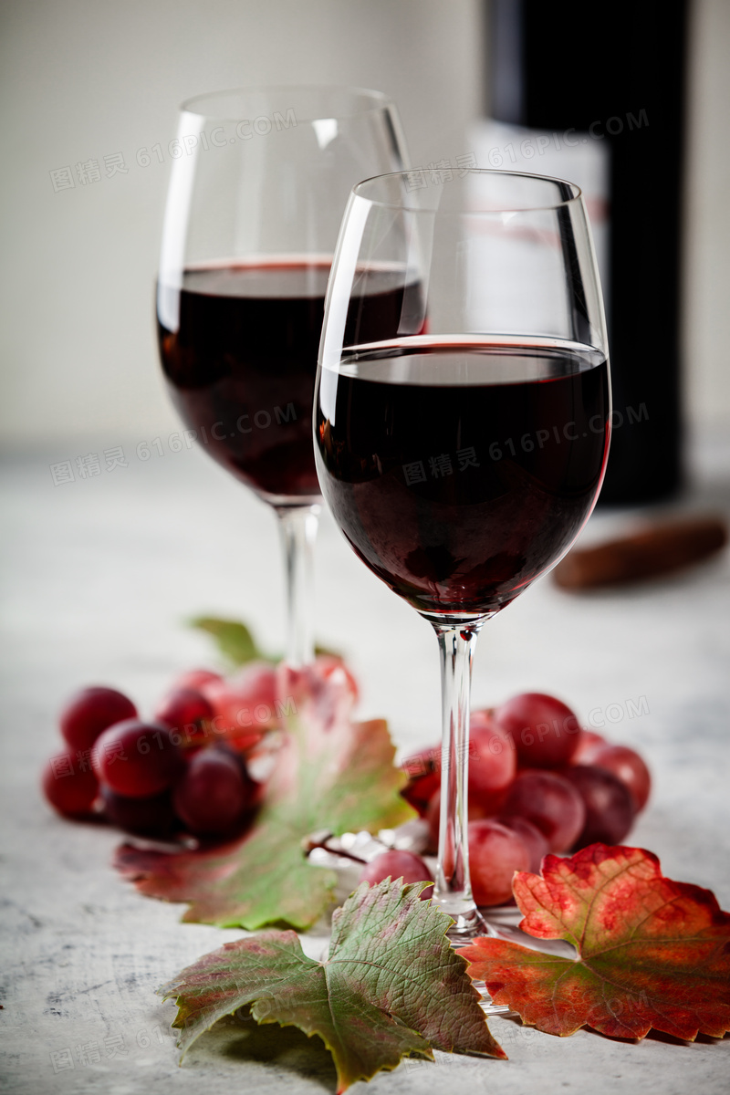 葡萄与盛满红酒的酒杯摄影高清图片