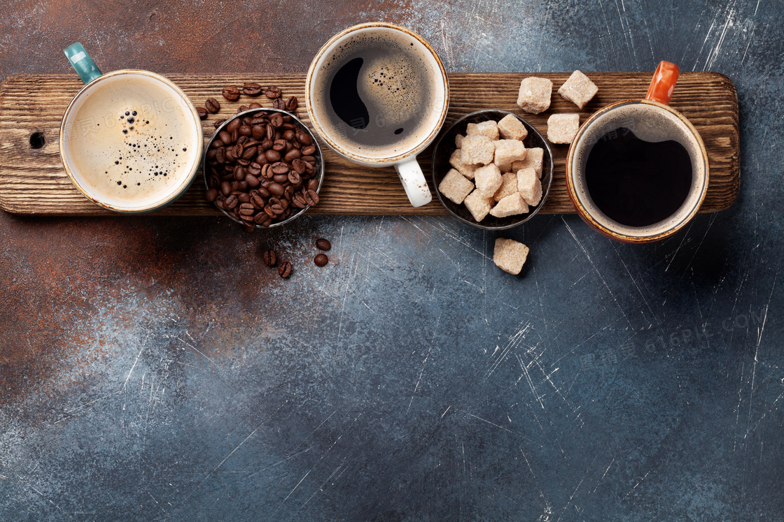咖啡豆糖块与几杯咖啡摄影高清图片