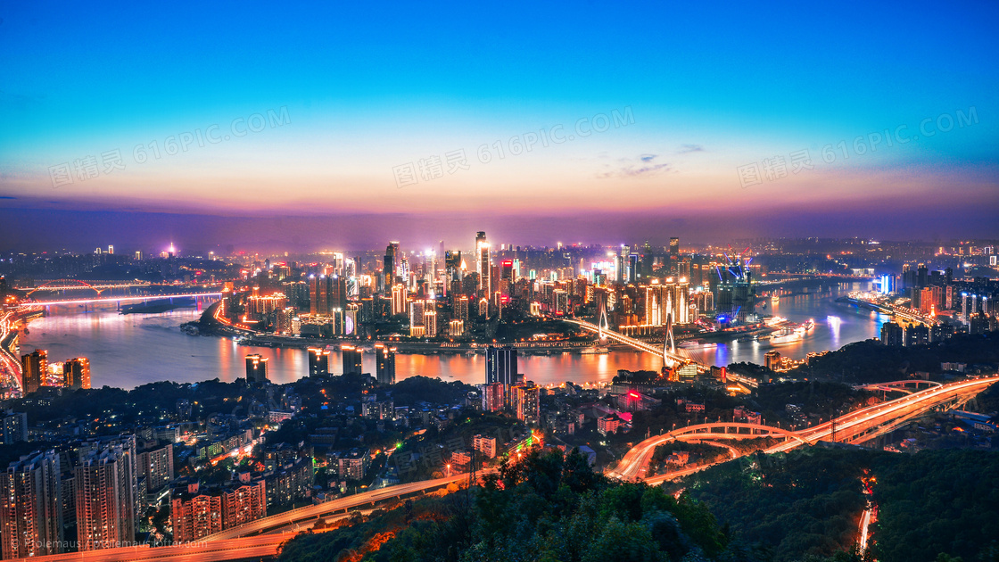 夜幕下的城市建筑和璀璨灯光摄影图片