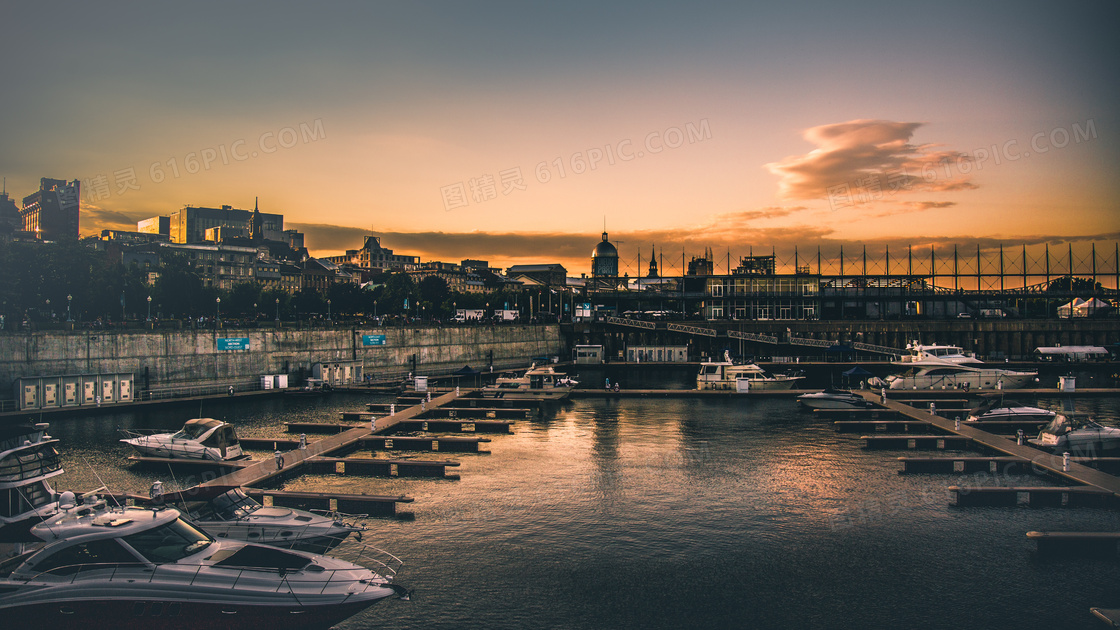 黄昏下的码头和游轮摄影图片