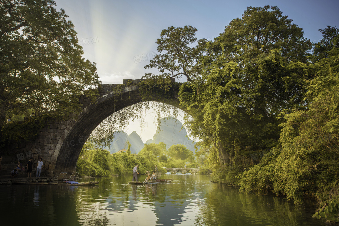拱桥河流与茂密的树木摄影高清图片
