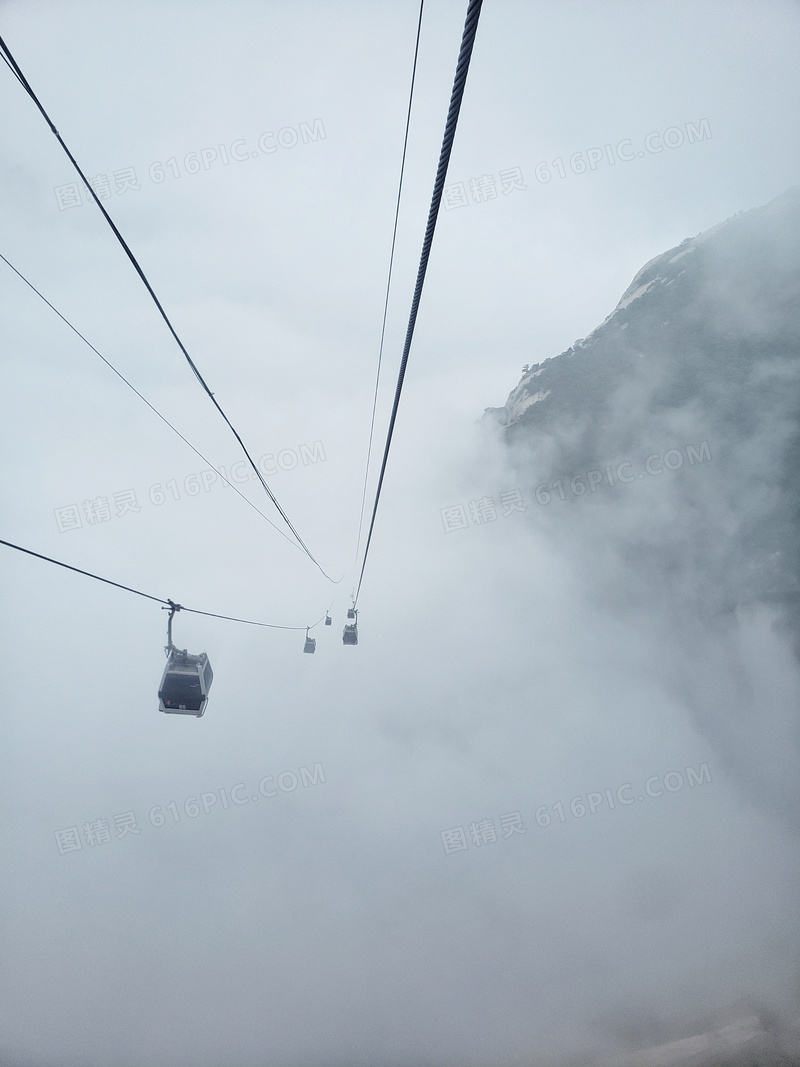 浓雾中的景区缆车索道摄影高清图片