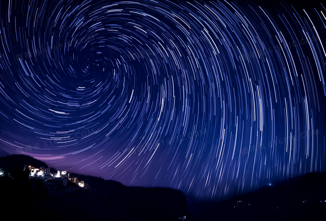 夜晚空中的螺旋状星轨摄影高清图片