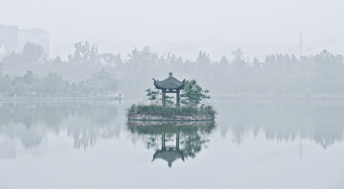 湖心亭与雾气中的树木摄影高清图片