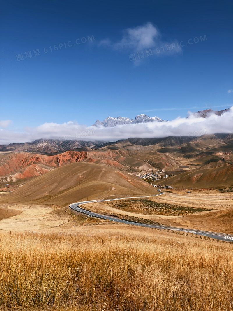 公路丘陵远山自然风光摄影高清图片