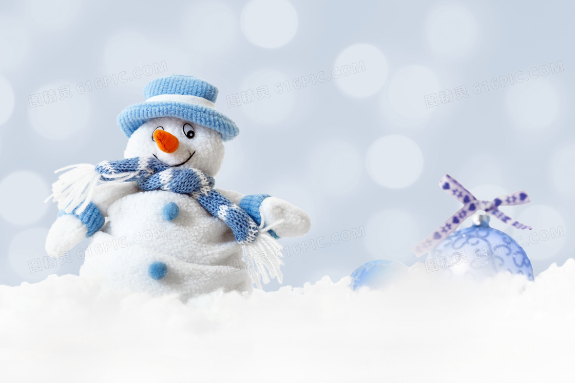 雪地上的雪人与圣诞球摄影高清图片