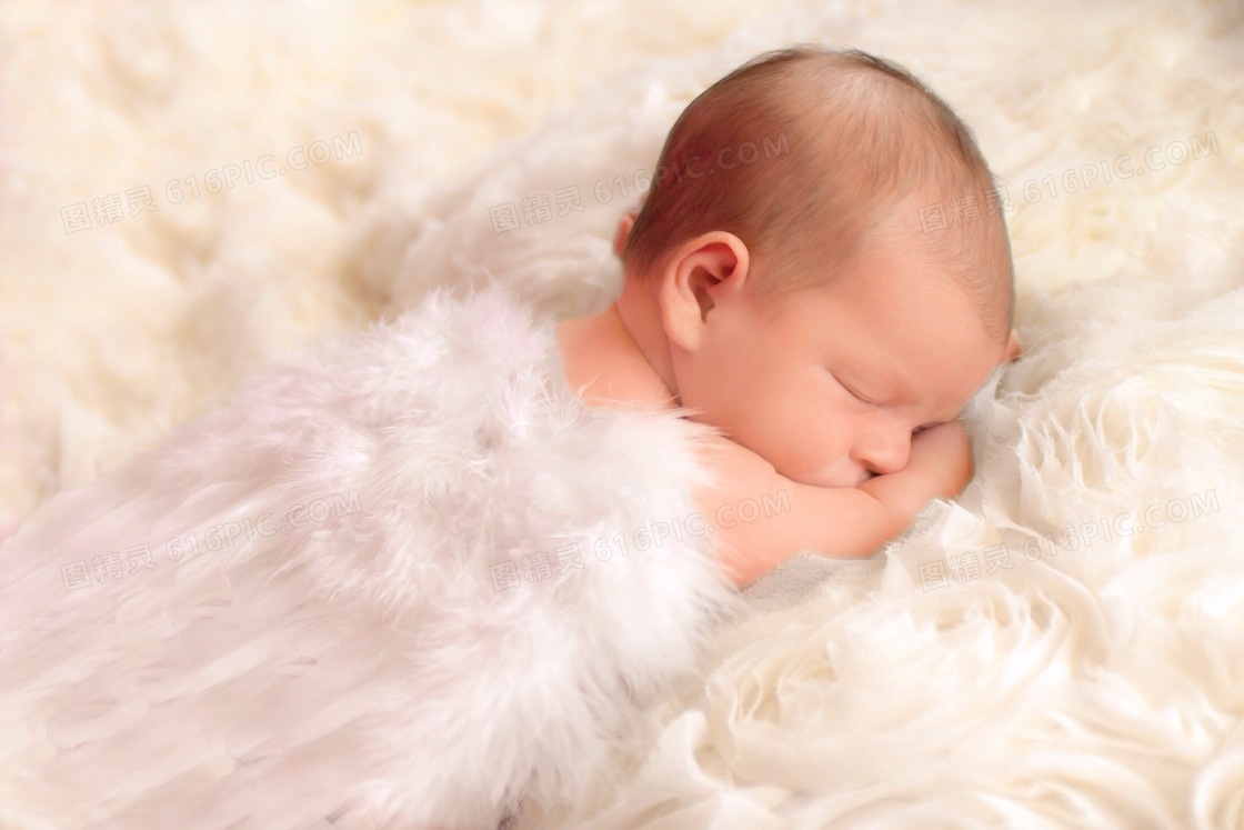 毛毯上趴着睡觉的宝宝摄影高清图片