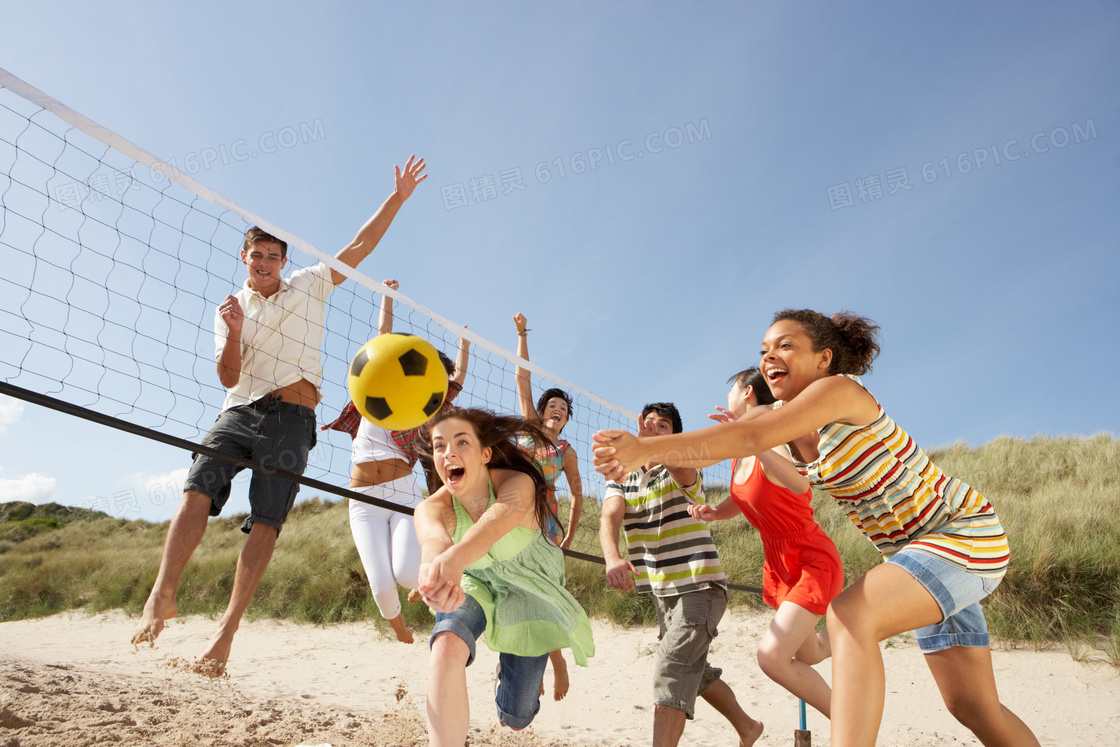 沙滩上的开心运动人群摄影高清图片