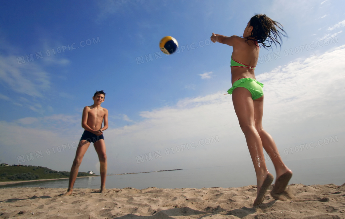 在沙滩上玩排球的儿童摄影高清图片