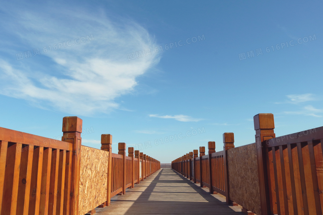 蓝天下的木桥高清摄影图片