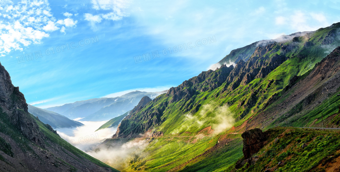 蓝天下的山中峡谷景观摄影图片