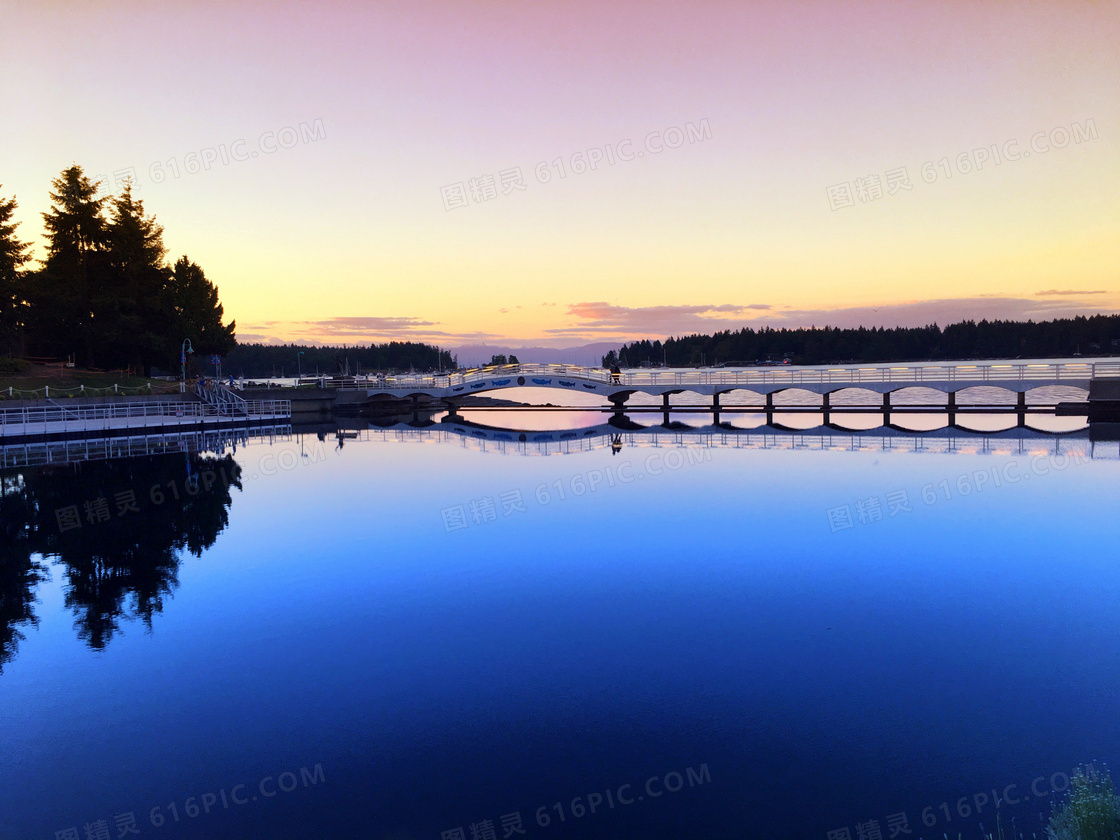 黄昏下美丽的湖泊和拱桥摄影图片