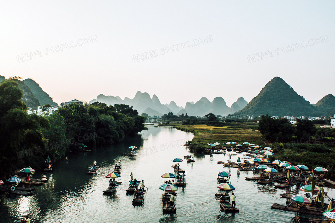 桂林山水中的竹筏美景摄影图片