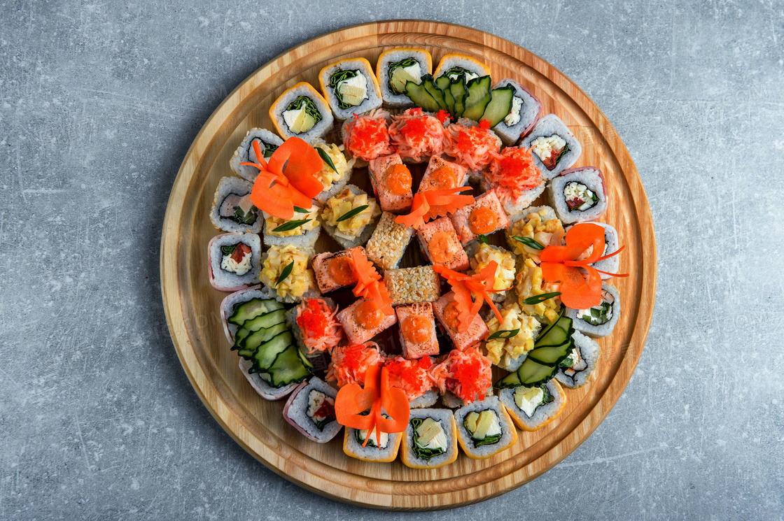圆形平盘上的寿司特写摄影高清图片