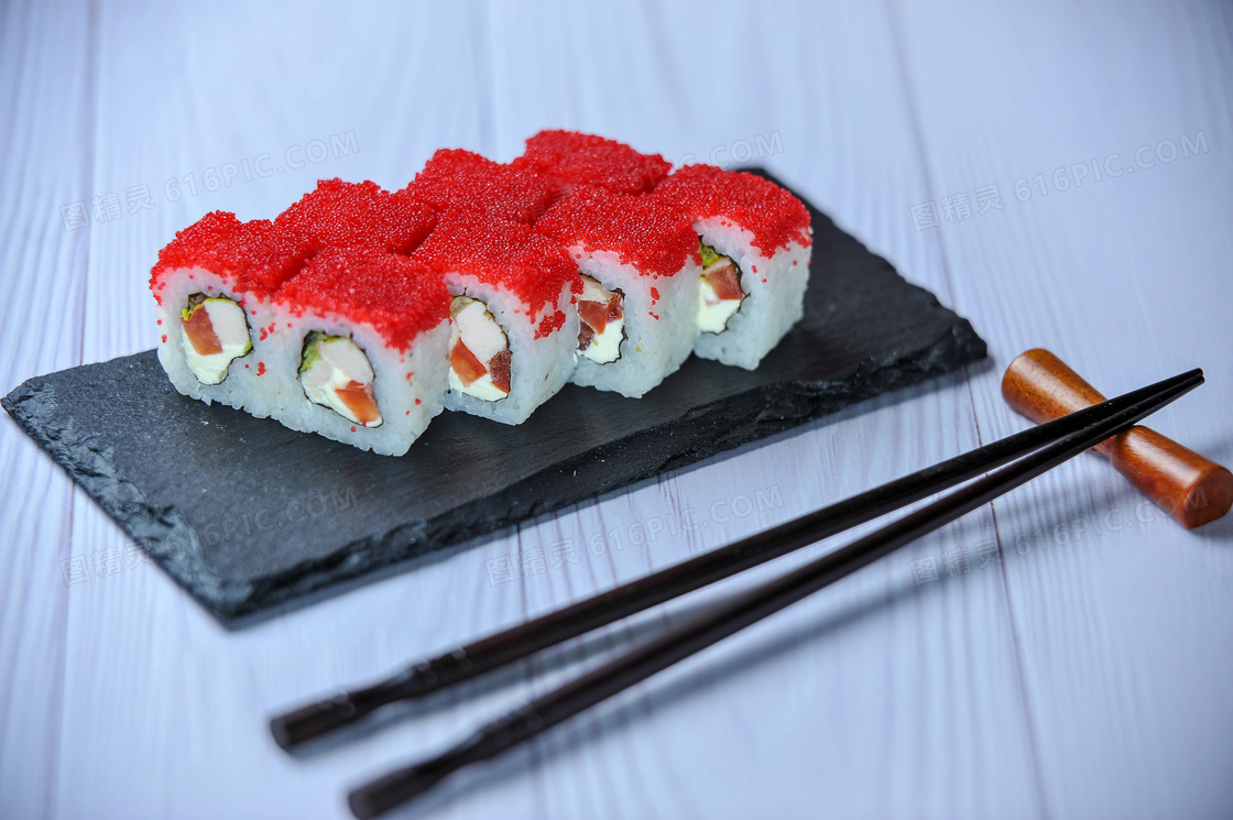 摆在桌上的三文鱼寿司摄影高清图片