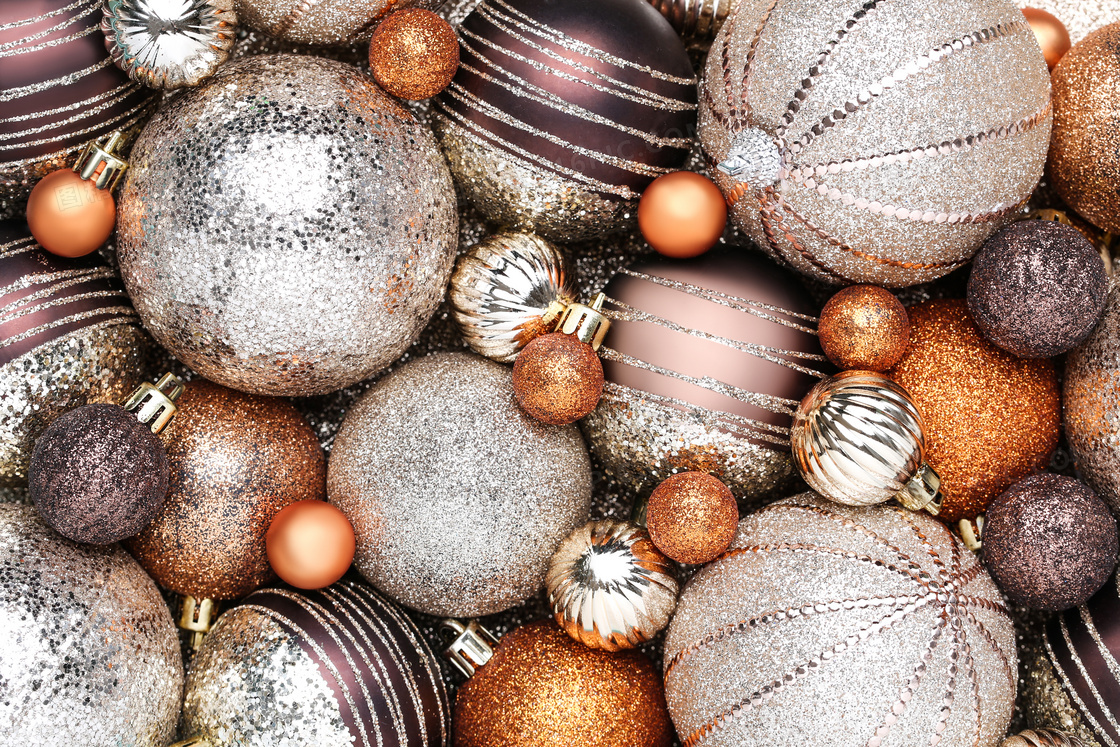 大小不一的圣诞装饰球特写高清图片
