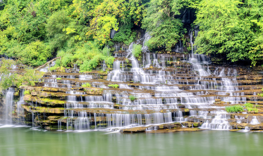 山腰上美丽的小溪瀑布摄影图片