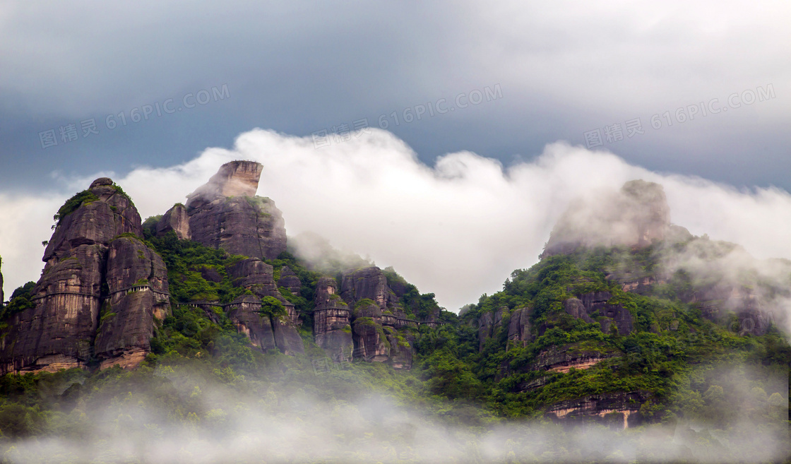 雾气缭绕的龙川霍山摄影图片