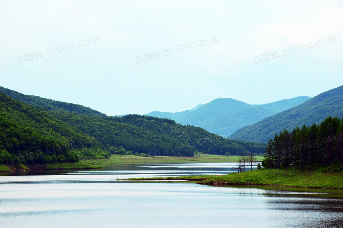 青山脚下美丽的湖泊高清摄影图片