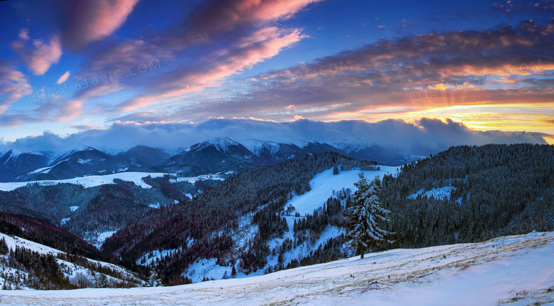 黄昏下的雪山美景高清摄影图片