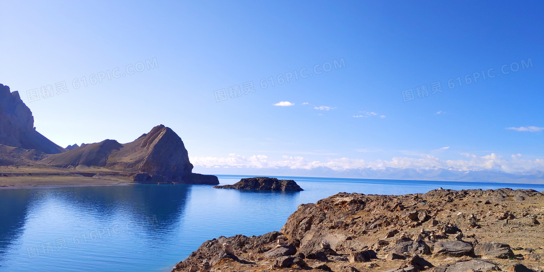 蓝天下的湖泊和岩石景观摄影图片