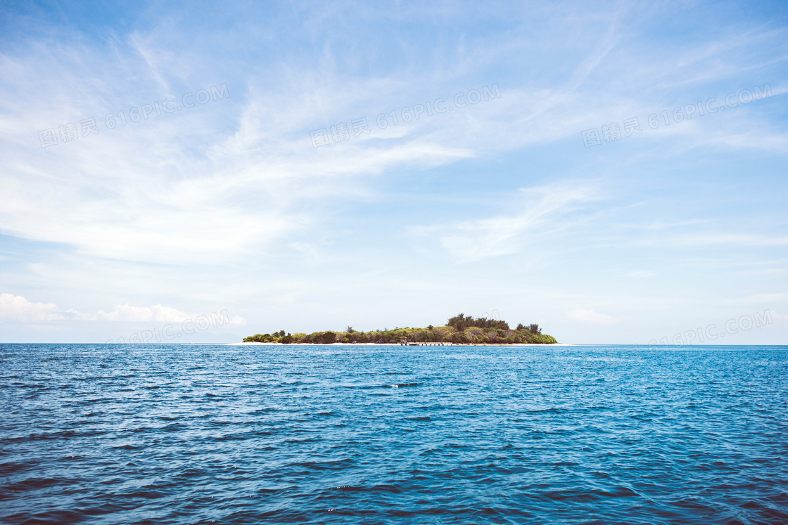 蓝天下美丽的海中岛屿摄影图片