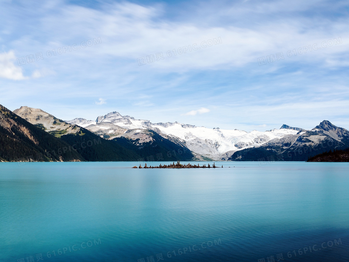 蓝天下美丽的山水湖畔摄影图片