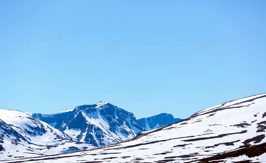 蓝天下的山顶积雪美景摄影图片