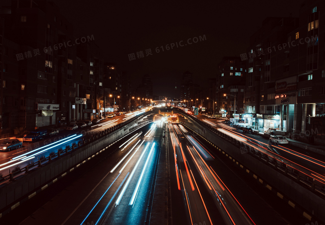 夜晚穿越隧道的马路光影摄影图片