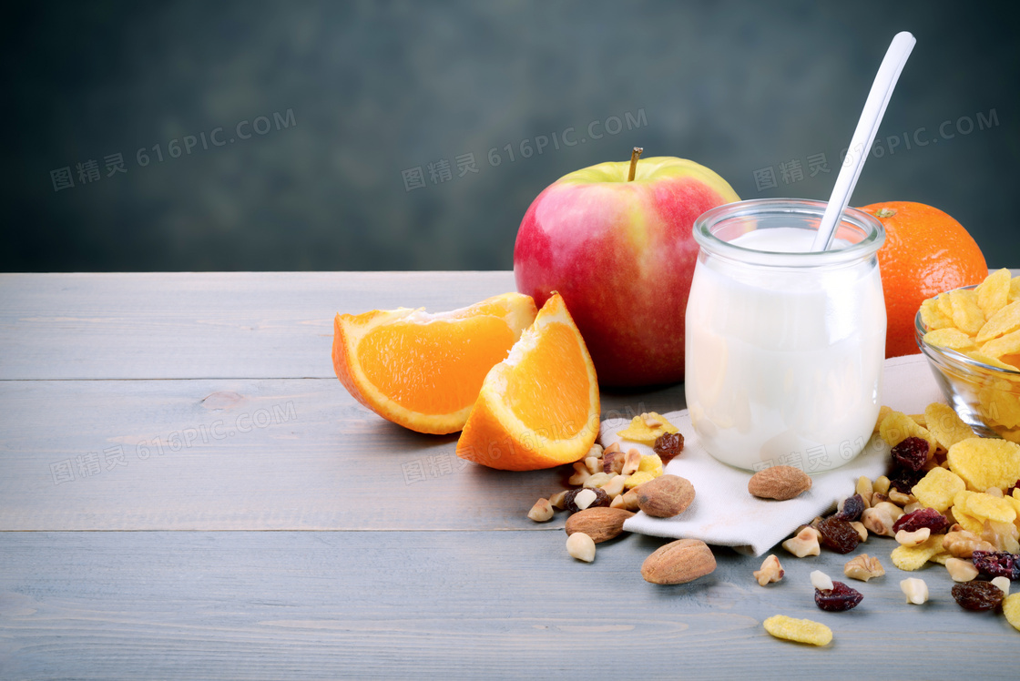 木板上的酸奶坚果和水果摄影图片