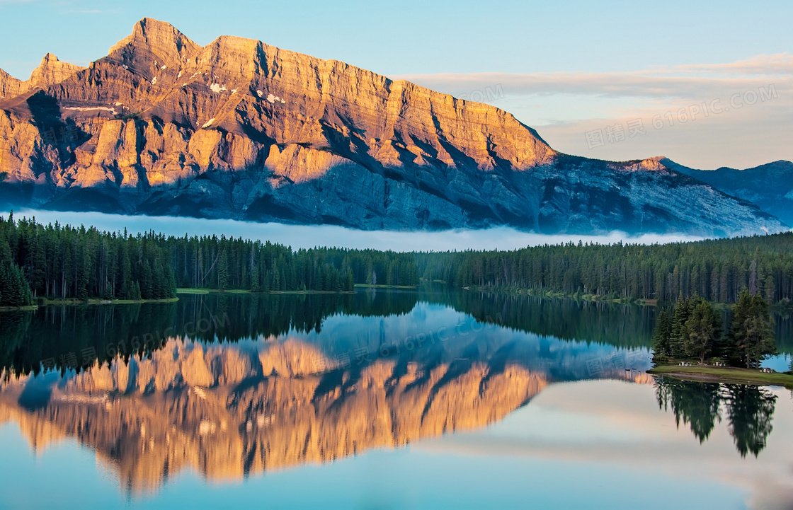 山间美丽的湖泊倒影高清摄影图片