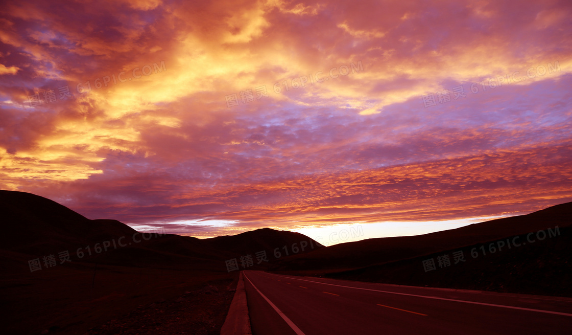 黄昏下的山间公路美景摄影图片