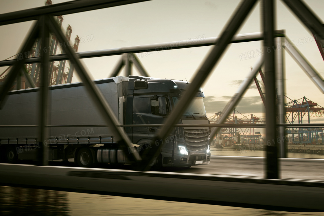 桥面上通过的重型卡车摄影高清图片