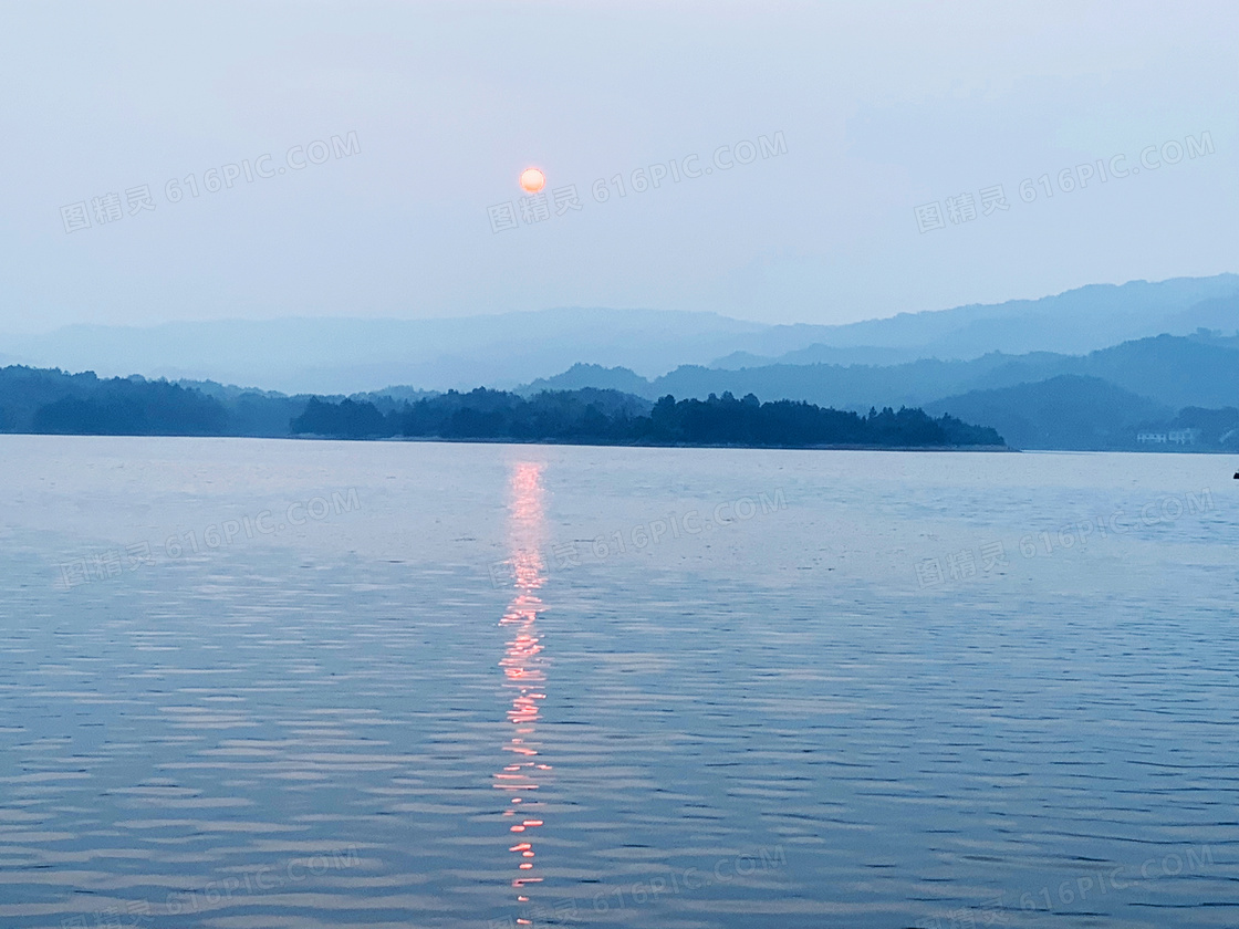 夕阳下的湖泊美景摄影图片