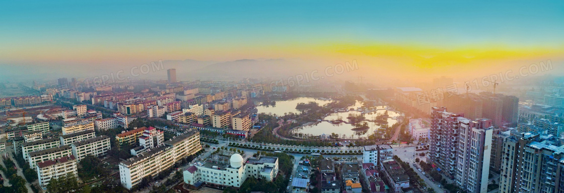 清晨雾气蒙蒙的城市全景摄影图片