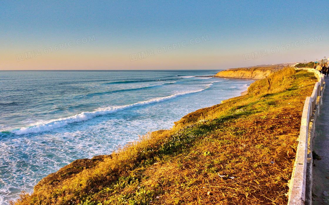 海岸线上美丽的浪花摄影图片