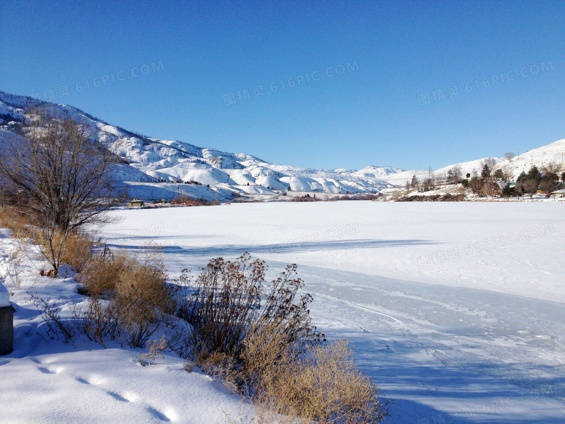 蓝天下的山间雪后美景摄影图片