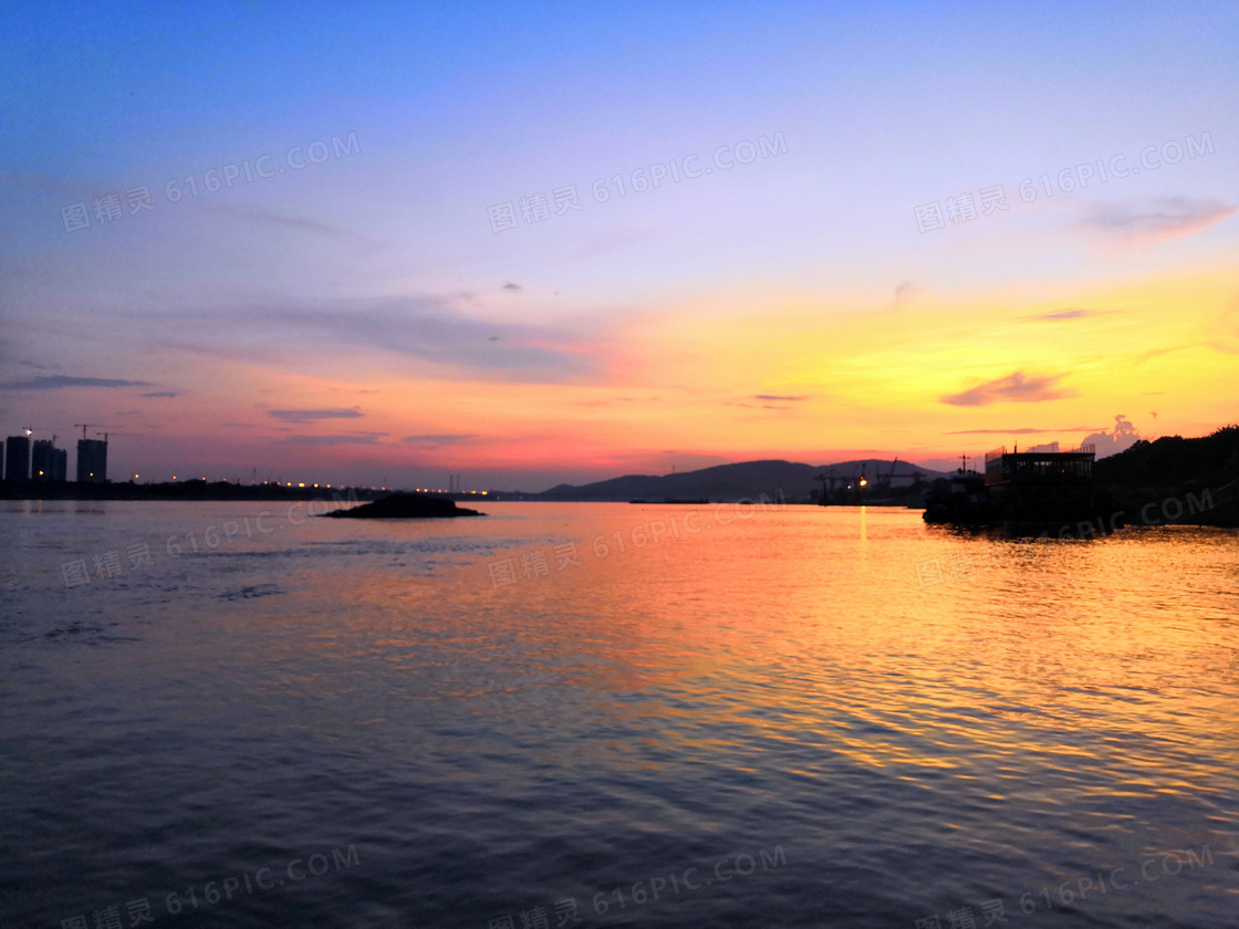 黄昏下的湖泊美丽景观摄影图片