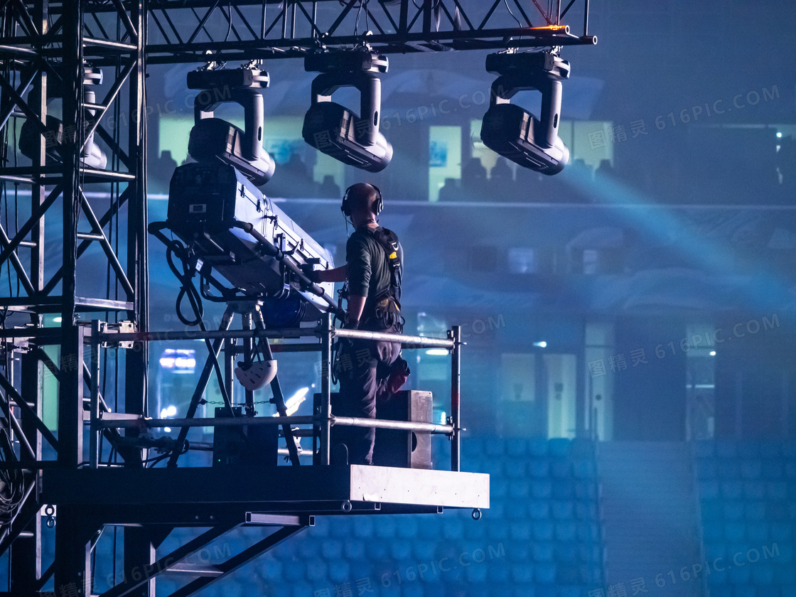 演唱会现场操作灯光的人物高清图片