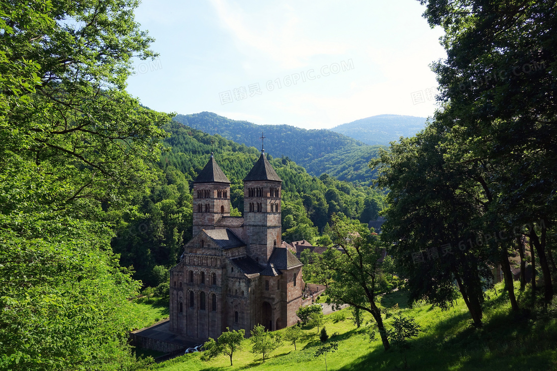 大山之中的欧式城堡摄影图片
