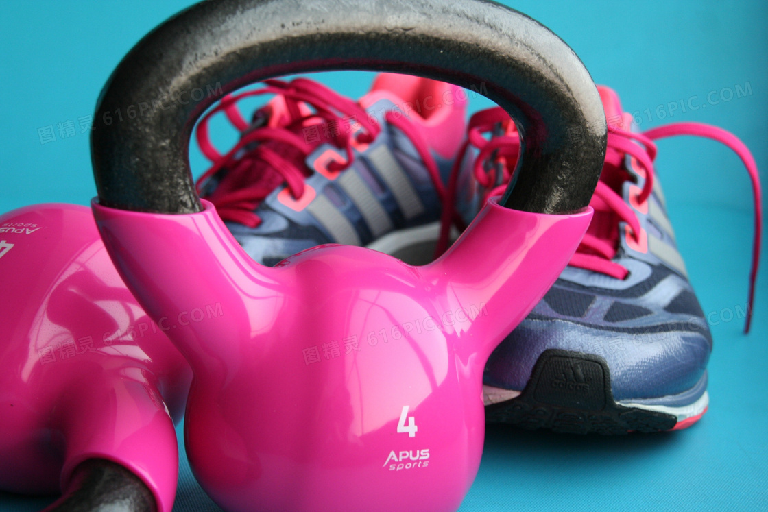 运动鞋与粉红色的壶铃摄影高清图片