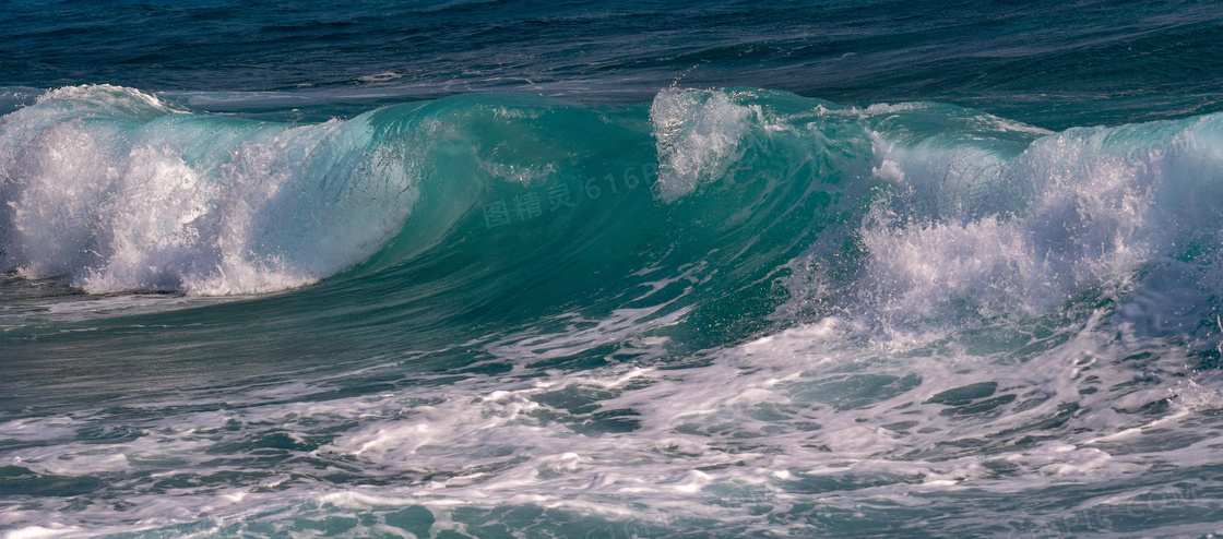 大海上卷起的汹涌波浪摄影高清图片