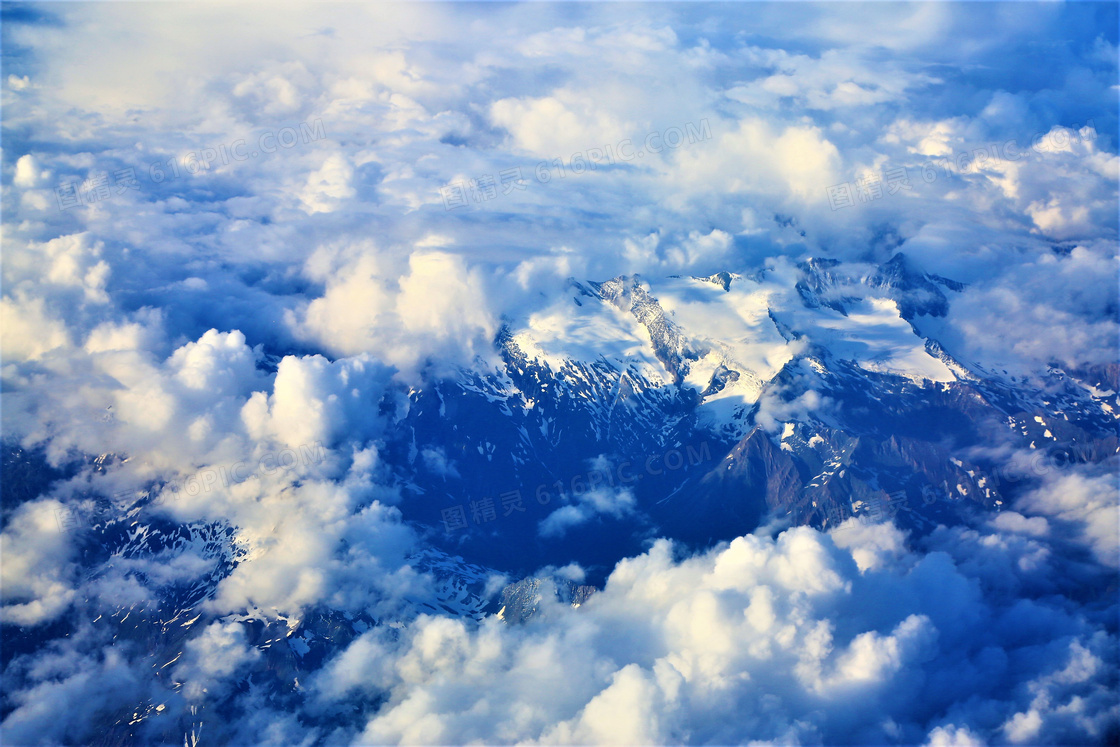 高空视角雪山白云风景摄影高清图片