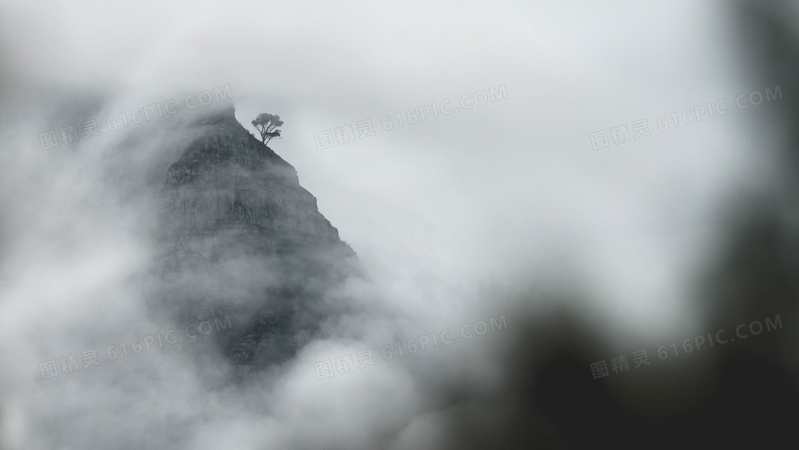 弥漫着雾气的山间风景摄影高清图片