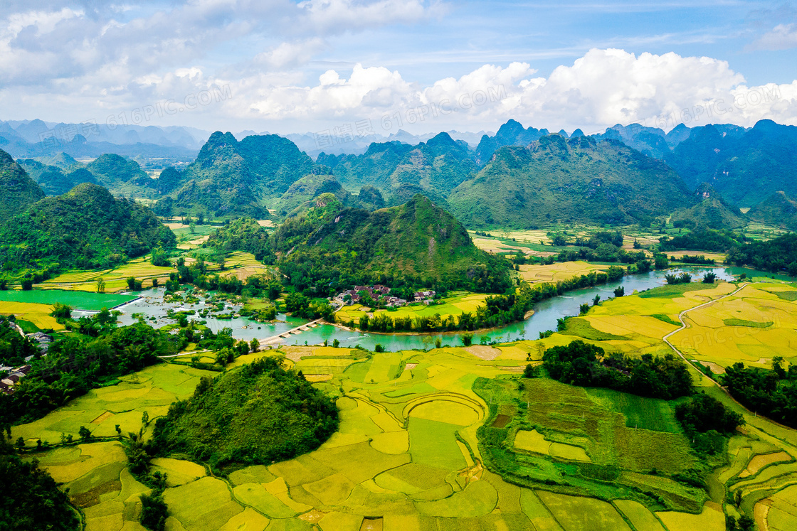 越南山间农田和河流景观摄影图片