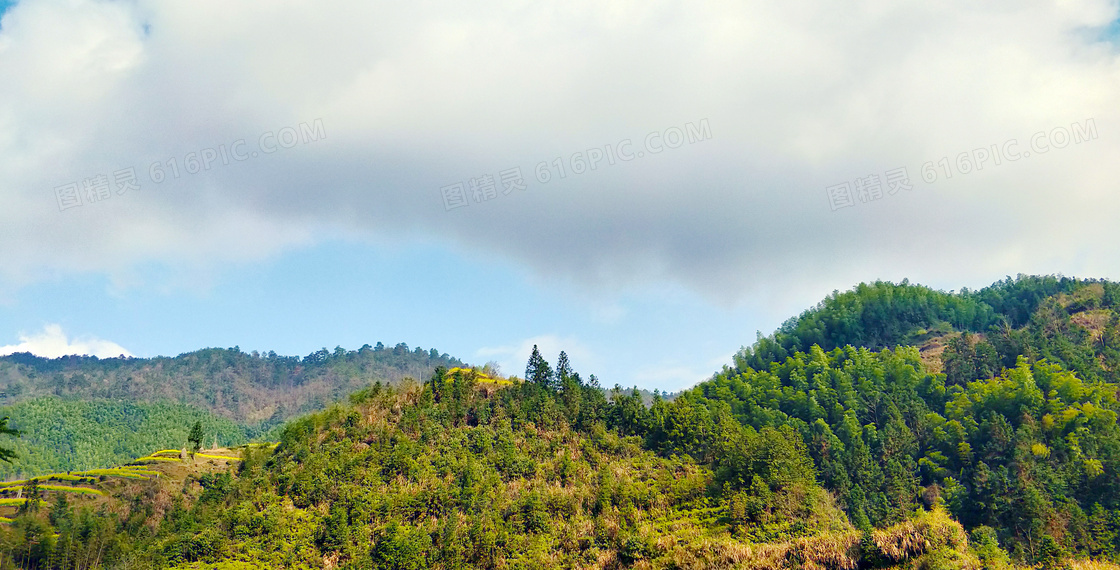 乌云下的山林美景摄影图片