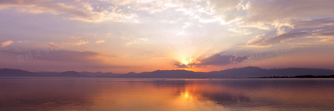 夕阳下的湖泊全景图摄影图片