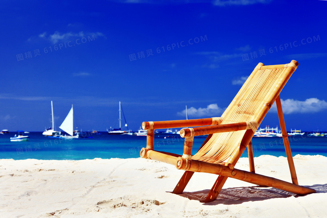 海边沙滩上温馨的靠椅摄影图片