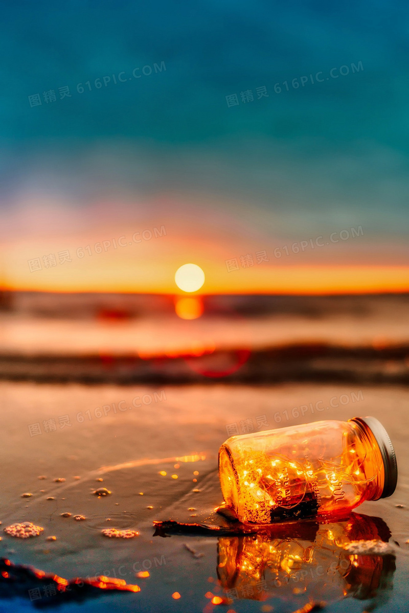 黄昏下沙滩上美丽的漂流瓶摄影图片